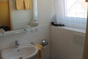 农嫩霍恩赛德酒店的白色的浴室设有水槽和镜子