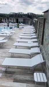 诺瓦齐- 斯特拉尼L’INVIDIA的游泳池旁的一排白色长椅