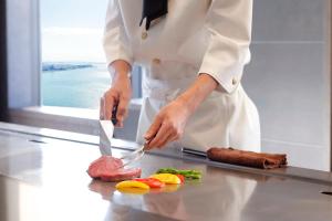 神户神户大仓酒店的厨师在柜台上剪肉