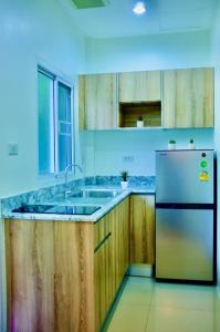 奥南海滩奥南甲米泰国自然之家度假屋的厨房配有不锈钢冰箱和木制橱柜