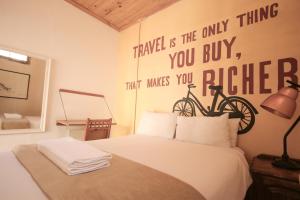 约翰内斯堡CURIOCITY Backpackers Johannesburg的卧室配有一张床,墙上挂着自行车