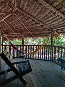 Bungalow In The Jungle -Ecolodge HUITOTO的阳台或露台