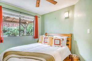 科纳Kona Paradise的一间卧室设有一张床和一个窗口