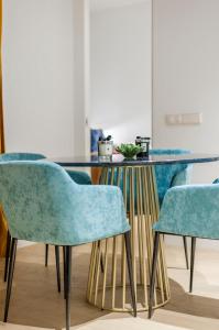 马德里Hauzify I Apartamento Salamanca的一张带蓝色椅子的餐桌