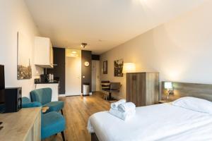 乌得勒支乌特勒支城市公寓 - 维尔德辛格的酒店客房带一张床和一个厨房