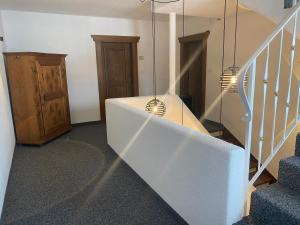 圣洛伦佐-迪塞巴托Haus Schönblick的客房设有楼梯,铺有蓝色地毯,配有楼梯