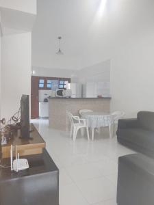 塞古罗港Apto em Porto Seguro - Centro的客厅设有厨房和桌椅