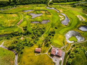 克莱佩达国家高尔夫度假酒店的享有带水库的高尔夫球场的顶部景色
