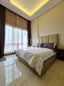 吉隆坡Dorsett Residences, Sri Hartamas-KL, Hotel Theme Studio Homes by Flexihome-MY的一间卧室设有一张床和一个大窗户