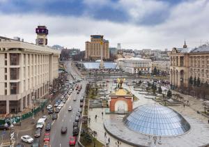 基辅克扎斯基酒店的城市里满是汽车和建筑的繁忙街道