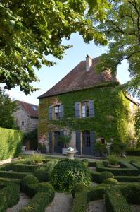 Bois-Sainte-MarieMaison d'hôtes - Les Tillets的常春藤覆盖着花园的房子