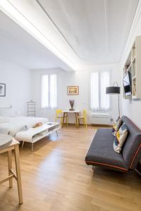 博洛尼亚Canonica Suites的白色的客厅配有沙发和桌子