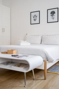 Canonica Suites客房内的一张或多张床位