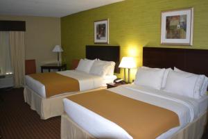 印第安纳波利斯印第安纳W - 机场地区快捷假日酒店&套房的一间酒店客房,房间内设有两张床