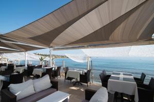 赫索尼索斯Alia Beach Hotel by Estia的海景餐厅