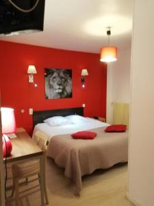 卢昂拉珀拉尔德酒店的一间带两张红色墙壁床铺的卧室