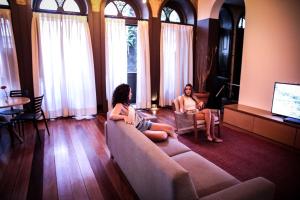 里约热内卢25号别墅旅舍的两个女人坐在客厅的沙发上