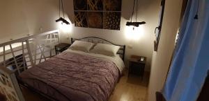 耶西B&B il Fienile del Borgo的一间卧室配有床和两个枕头