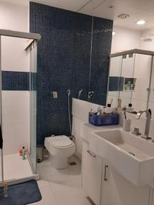 里约热内卢Cantinho familiar-Humaitá - somente mulheres - just women的浴室配有卫生间、盥洗盆和淋浴。
