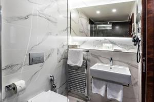 Grand Hotel International - Czech Leading Hotels的一间浴室