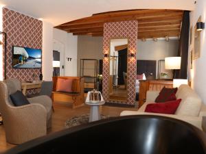 达沃斯帕森酒店的带沙发和镜子的客厅