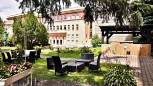 布拉格Grand Hotel International - Czech Leading Hotels的一个带桌椅的公园和一座建筑