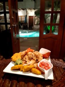 蒙塔尼塔Weekendhostal的一小盘带虾和在桌子上浸泡的食物