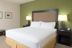 塞奎姆北塞科维姆智选假日酒店的一张大白色的床,位于酒店客房内