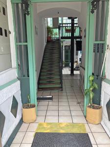 昆卡拉提纳别墅的走廊上设有楼梯和盆栽植物