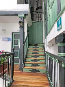 昆卡拉提纳别墅的绿色门楼里的楼梯