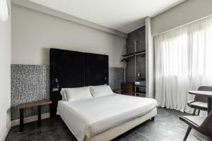 圣彼得罗-泰尔梅堡安努斯嘉皇宫酒店的卧室配有一张白色的大床和一张桌子