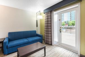 Holiday Inn Express - Columbus Downtown, an IHG Hotel的休息区