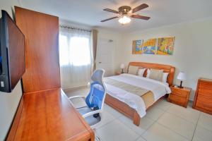 Pearl Aruba Condos客房内的一张或多张床位