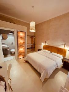 布雷西亚Casa Citta的一间带白色大床的卧室和一间浴室