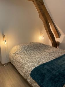 MélamareL épicéa的一间卧室配有一张带两个灯的床