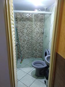 卡瓦坎特Pouso do Beija-Flor的一间带卫生间和水槽的浴室