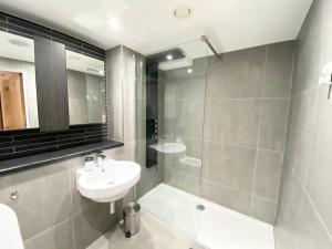曼彻斯特Cosy City Centre Location, Hydro Massage Showe的一间带水槽、卫生间和淋浴的浴室
