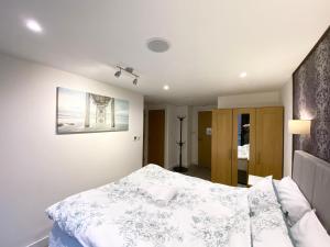 曼彻斯特Cosy City Centre Location, Hydro Massage Showe的卧室配有一张床,墙上挂着一幅画
