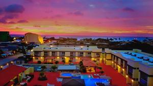 棕榈滩Pearl Aruba Condos的日落时分的城市空中景观