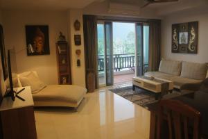 Ban Na DanKhanom Beach Residence Sea & Mountain View - 1 Bedroom的客厅配有沙发和桌子