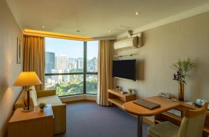 香港宏基国际宾馆的酒店客房设有一张书桌和一个大窗户。