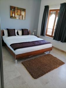 希法Le Sifah - Marina View Apartments & Villa的卧室内的一张大床,设有窗户