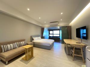 头城宜兰沐沐的酒店客房配有床、沙发和桌子。