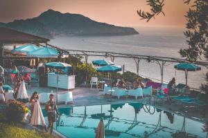 马萨鲁布朗斯Gocce Di Capri Resort的海景游泳池