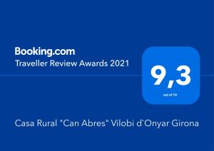 维罗维-德欧纳Casa Rural "Can Abres" Vilobi d`Onyar Girona的蓝色圆柱体,上面写着旅行评审奖
