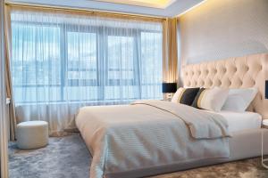 大特尔诺沃Tsarevets Design and Spa的一间卧室设有一张大床和一个大窗户
