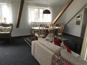 ØlstedStrandsegård Ferielejlighed的客厅配有沙发和桌子