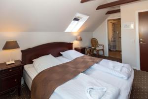 斯卡恩佛尔登斯酒店的一间卧室配有一张大床和木制床头板