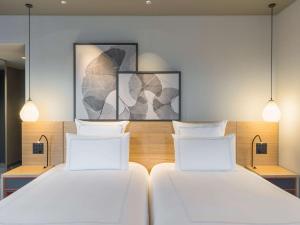 大阪大阪瑞士南海酒店的两张白色床,房间带两盏灯