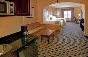 达拉斯Comfort Inn & Suites Dallas Medical-Market Center的酒店客房,配有床和沙发